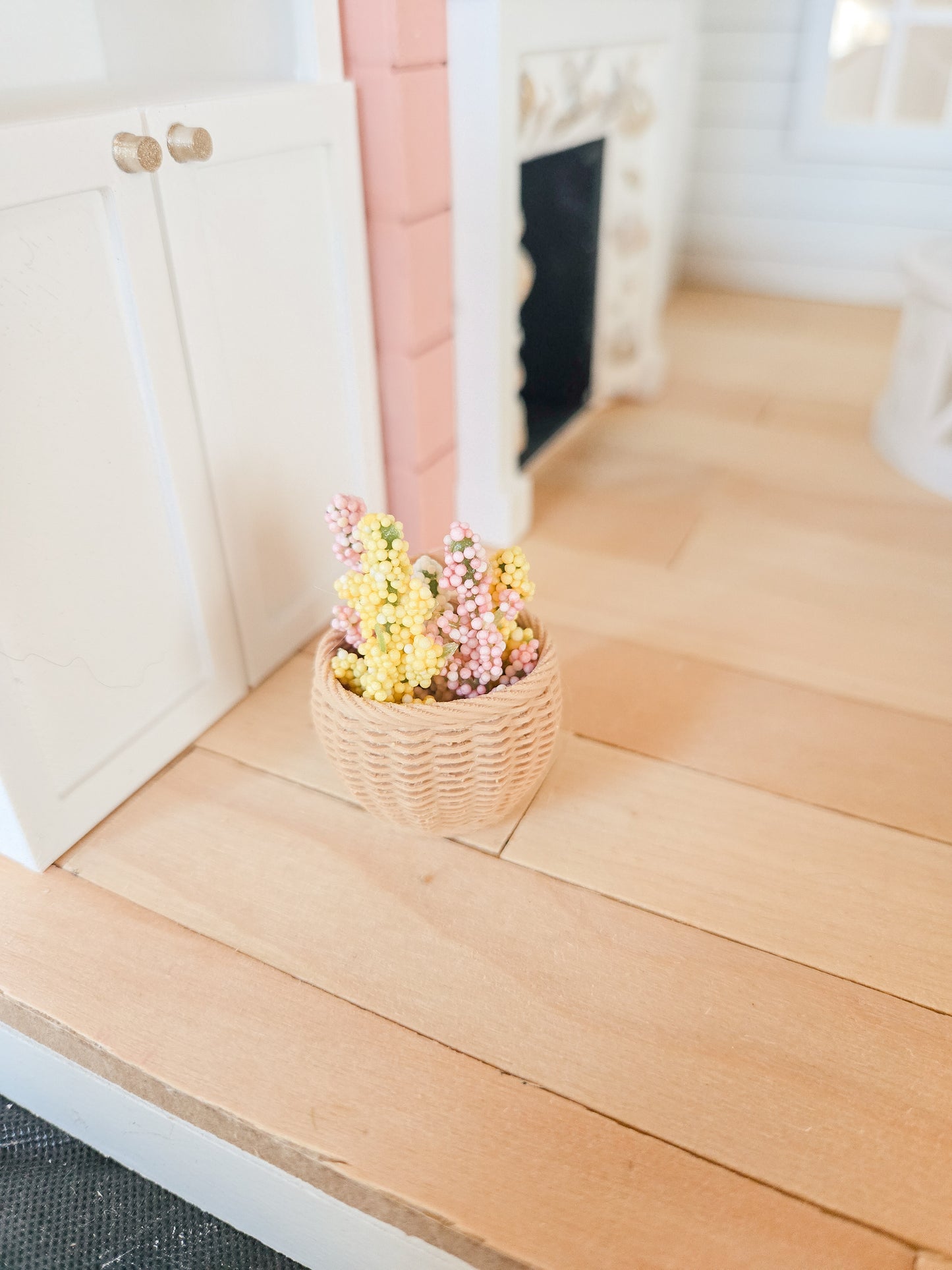 Dollhouse Miniature Wicker Basket with or without Flowers, Mini Spring Dollhouse Basket, Mini Decor, Dollhouse Accessories, 1:12 Scale
