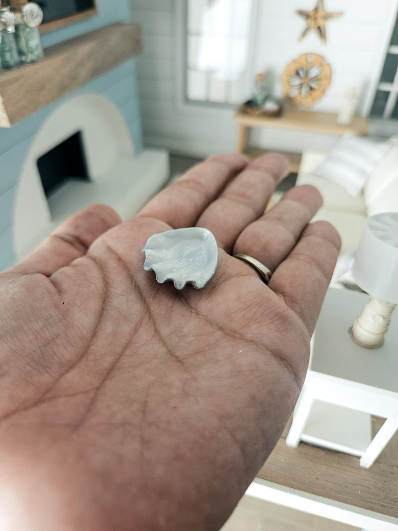 Dollhouse Miniature Clam Shell Tray, Dollhouse Beach Decor, Mini Decor, Dollhouse Accessories, Mini Clam Shell, 1:12 Scale