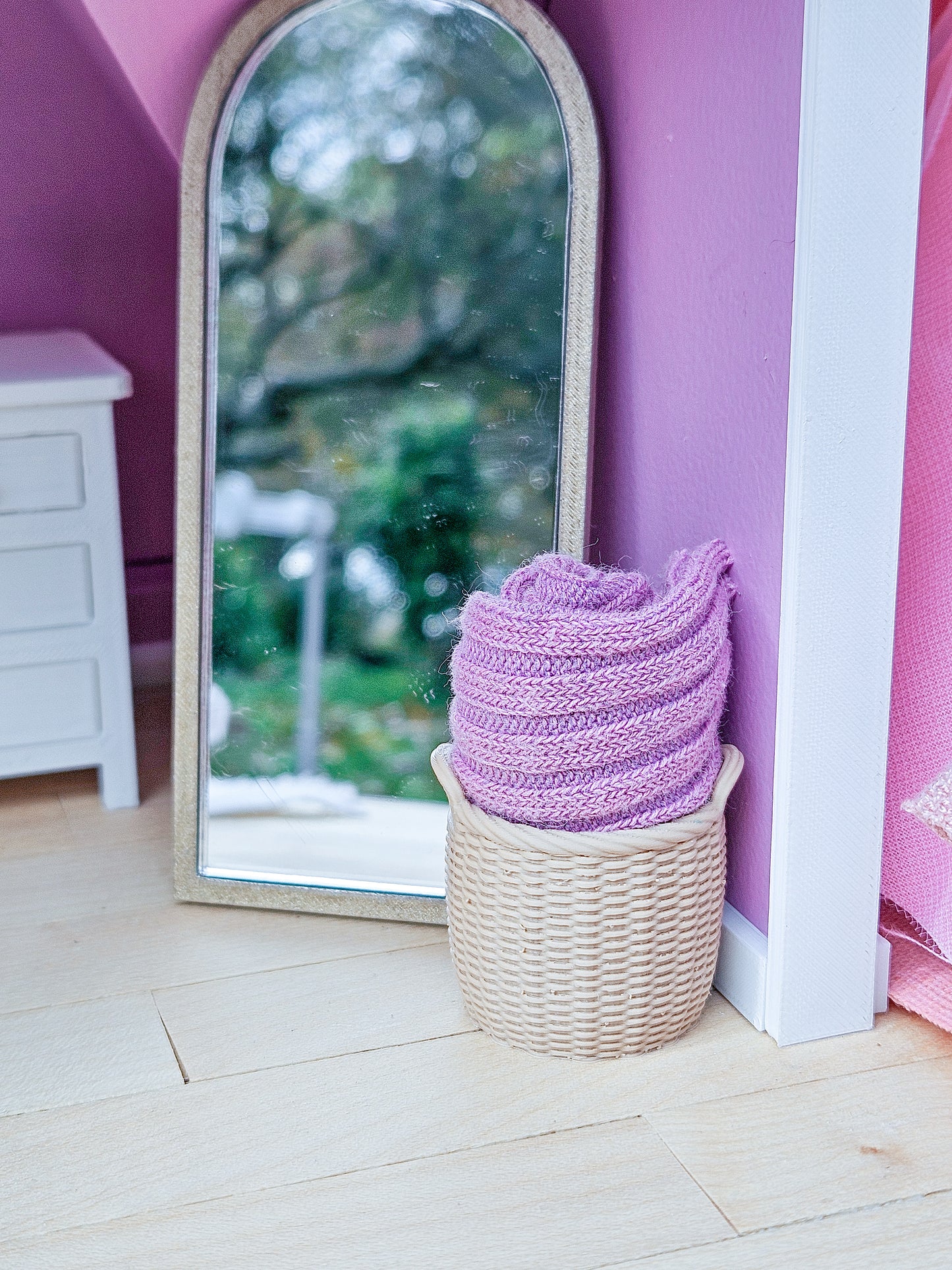 Dollhouse Miniature Wicker Basket, Faux Stained Dollhouse Basket, Mini Decor, Dollhouse Accessories, 1:12 Scale