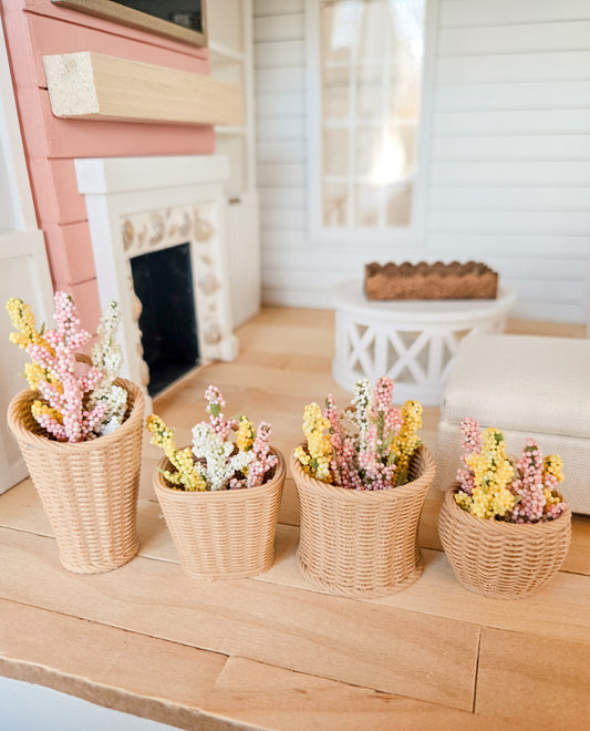 Dollhouse Miniature Wicker Basket with or without Flowers, Mini Spring Dollhouse Basket, Mini Decor, Dollhouse Accessories, 1:12 Scale