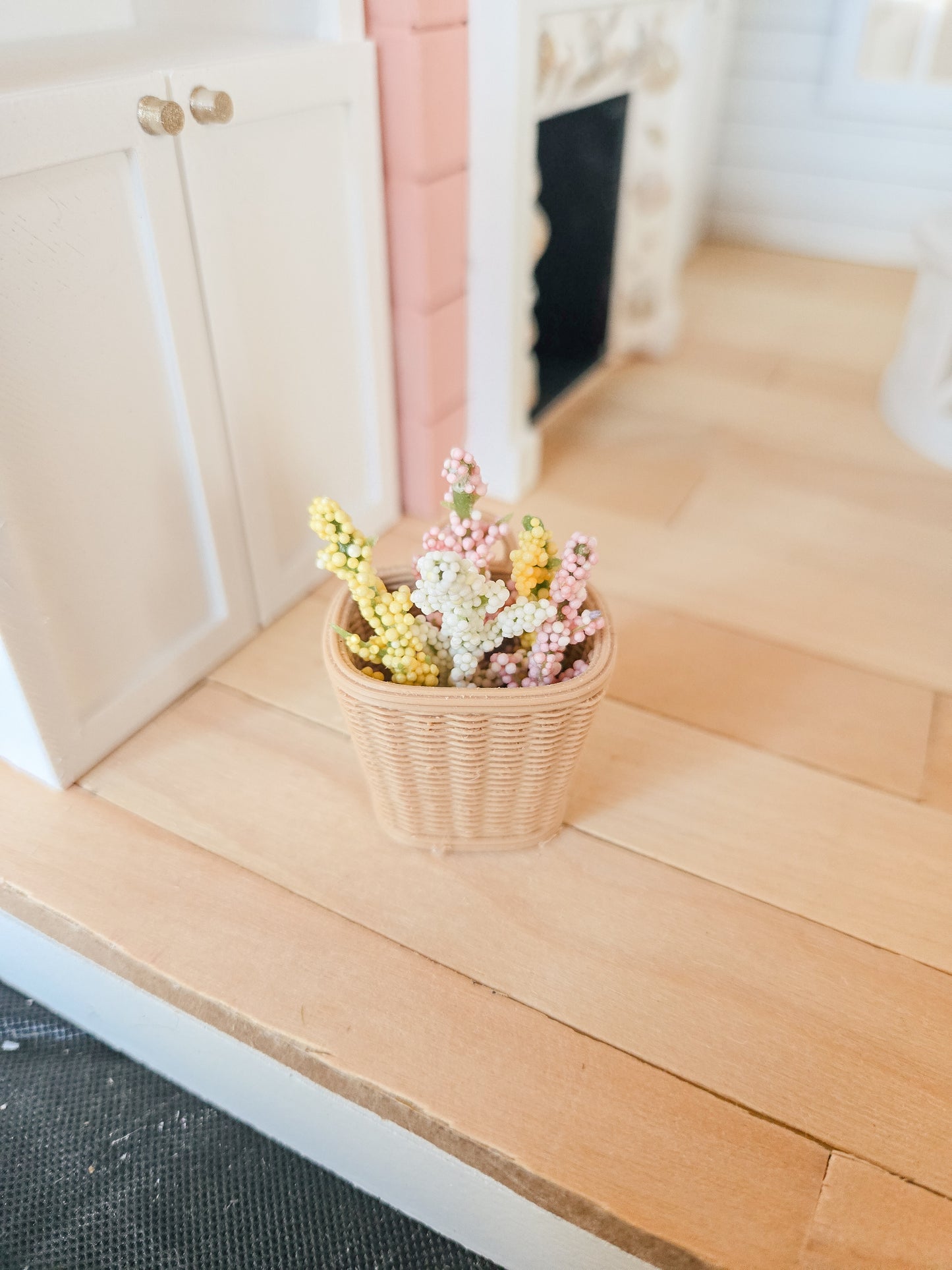 Dollhouse Miniature Wicker Basket with or without Flowers, Mini Spring Dollhouse Basket, Mini Decor, Dollhouse Accessories, 1:12 Scale