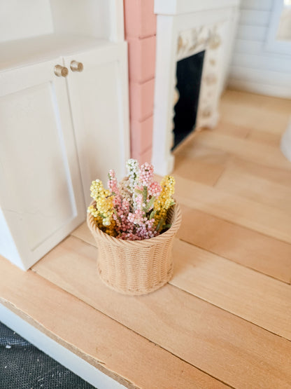 Dollhouse Miniature Wicker Basket with or without Flowers, Mini Spring Dollhouse Basket, Mini Decor, Dollhouse Accessories, 1:12 Scale