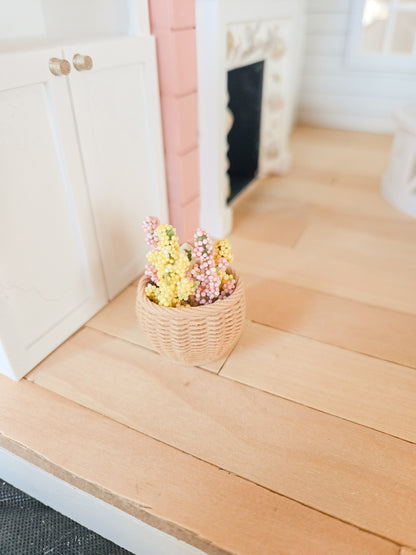 Dollhouse Miniature Wicker Basket with or without Flowers, Mini Spring Dollhouse Basket, Mini Decor, Dollhouse Accessories, 1:12 Scale