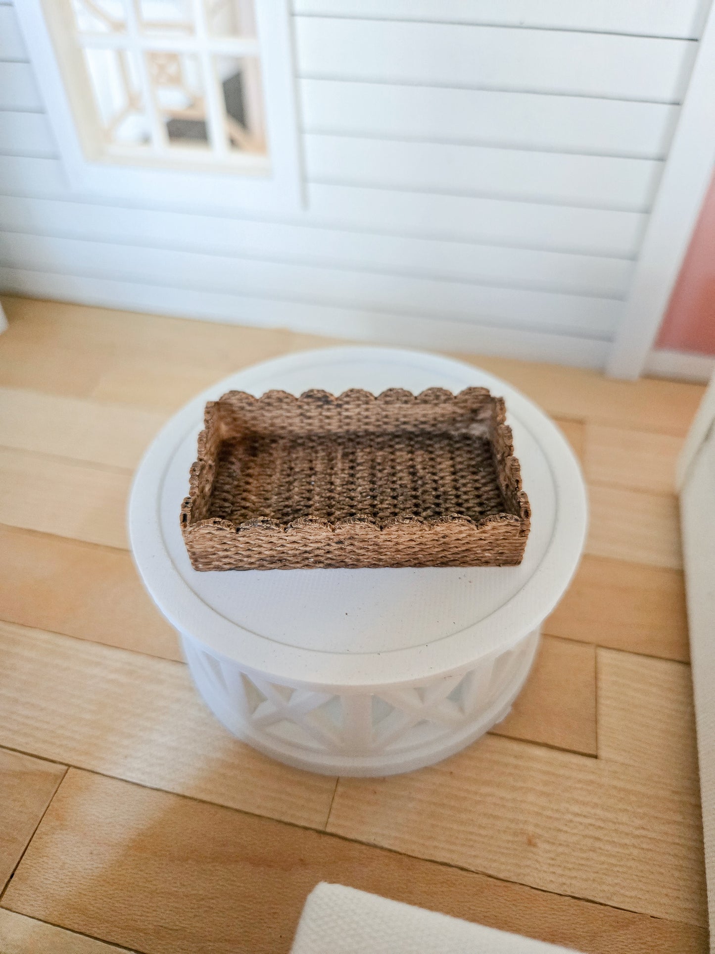 Dollhouse Miniature Scalloped Tray, Faux Stained Dollhouse Basket, Mini Decor, Dollhouse Accessories, Mini Scalloped Basket, 1:12 Scale