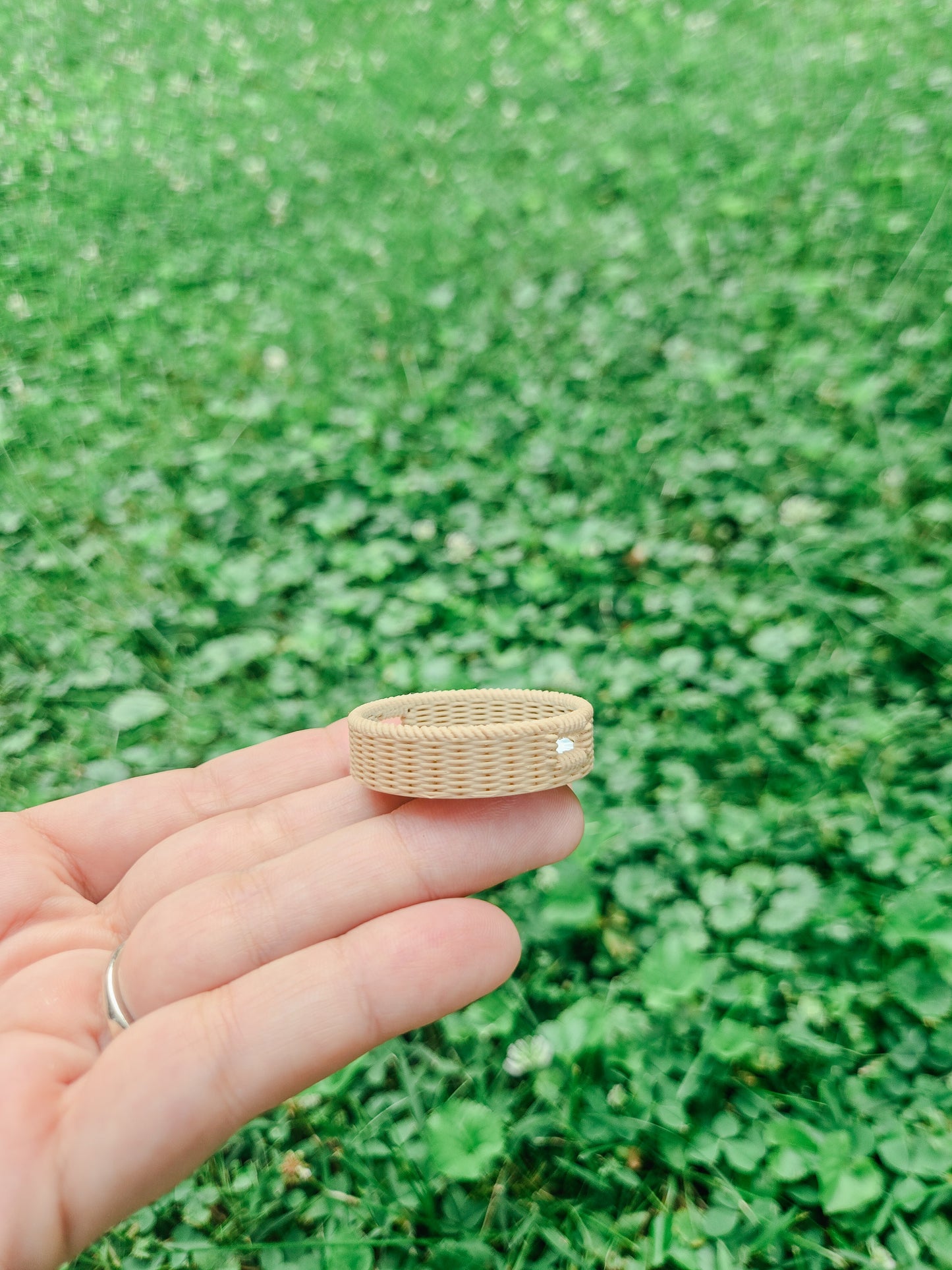 Dollhouse Miniature Faux Wicker Tray, Dollhouse Basket, Mini Decor, Dollhouse Accessories, Mini Scalloped Basket, 1:12 Scale