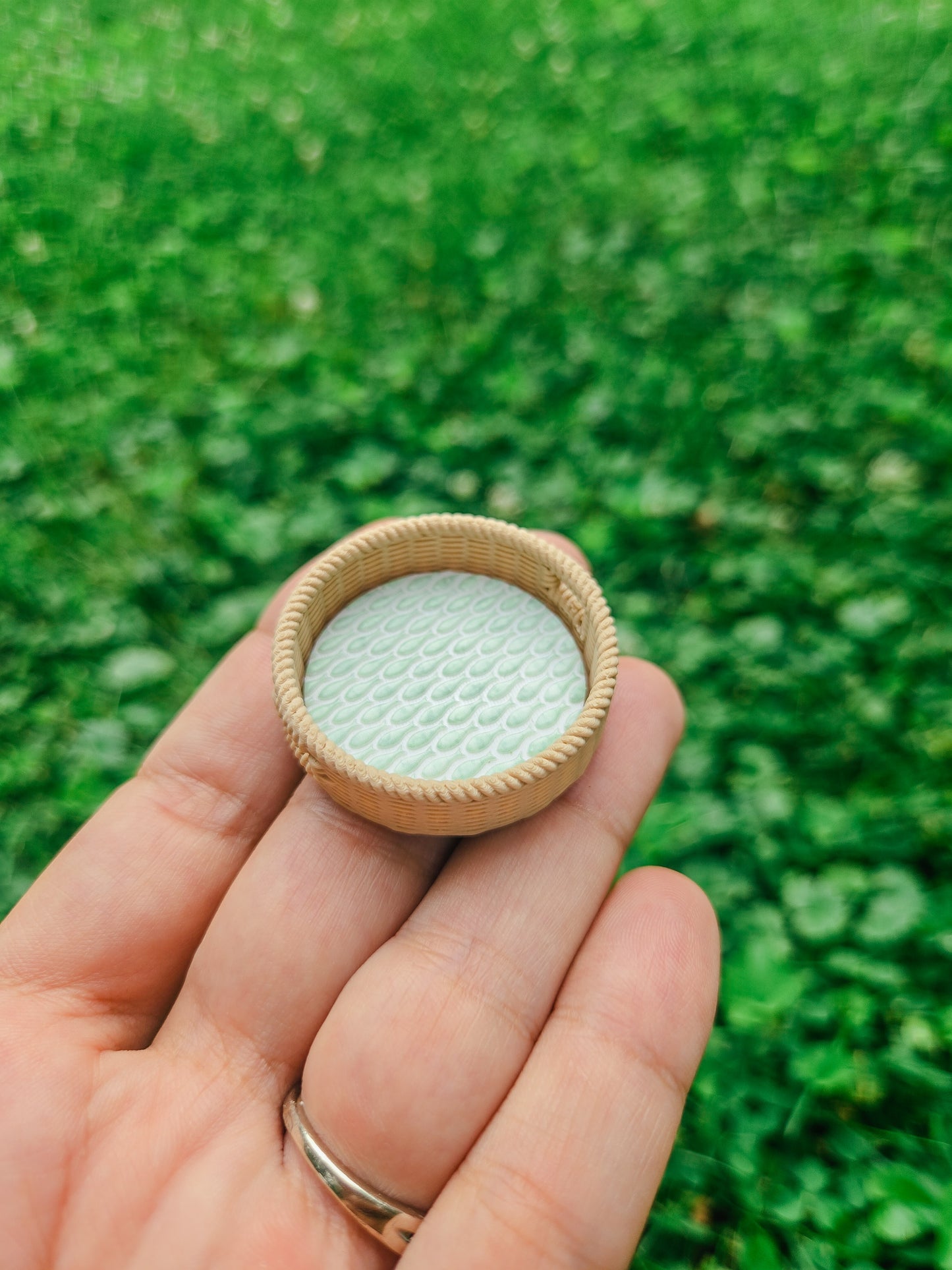 Dollhouse Miniature Faux Wicker Tray, Dollhouse Basket, Mini Decor, Dollhouse Accessories, Mini Scalloped Basket, 1:12 Scale