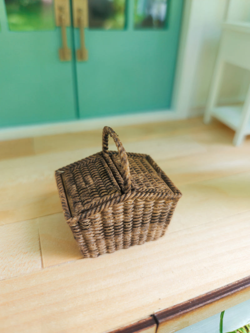 Dollhouse Miniature Picnic Basket, Dollhouse Basket, Mini Picnic Basket Set, Dollhouse Accessories, Mini Basket, Mini Decor, 1:12 Scale